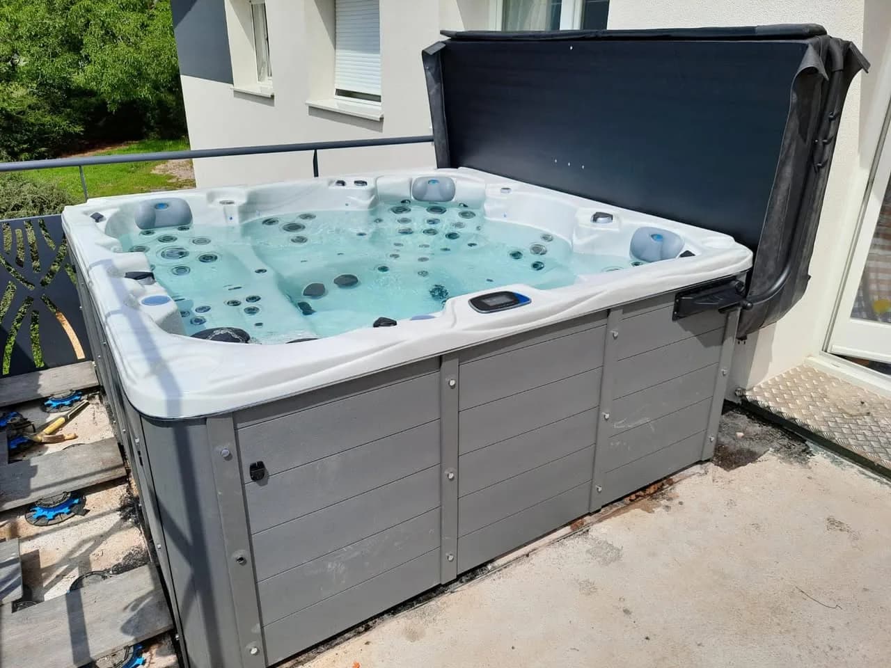 Installation d'un spa Vancouver Full option à Le Rupt, sur une terrasse face à la vallée