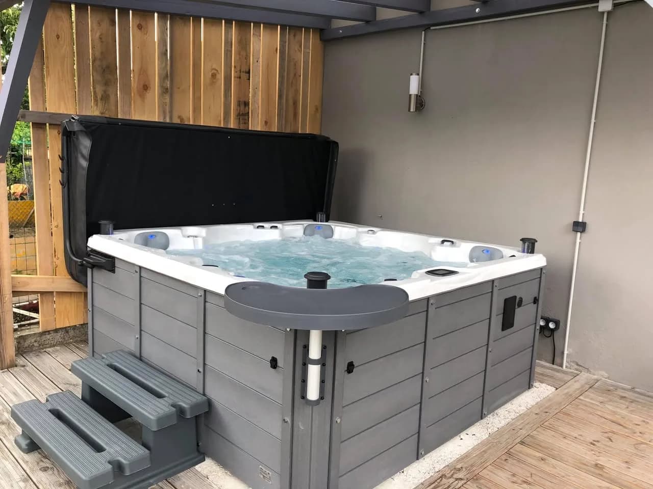 Installation d'un spa Vancouver Full option à Lutterbach, sur une terrasse en bois sous un abri