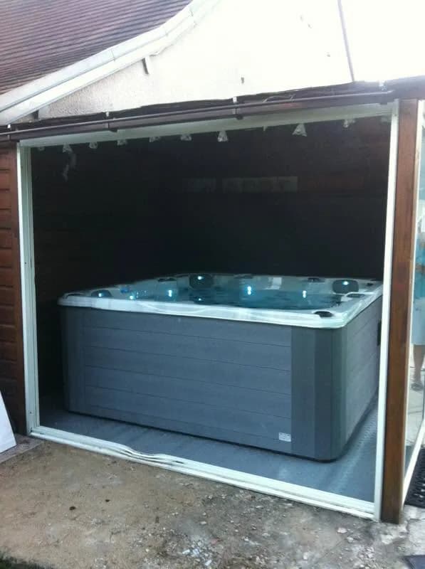Installation d'un spa Vancouver Full option à Mirebeau-sur-Bèze, sous un abri
