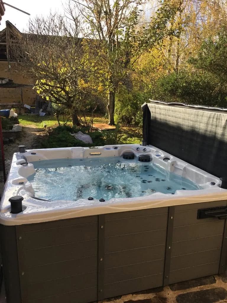 Installation d'un spa Vancouver Full option à Montmachoux, dans un jardin arboré