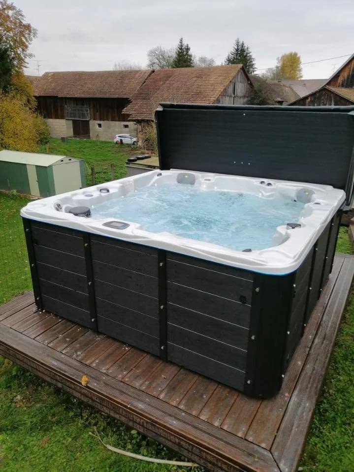 Installation d'un spa Vancouver Full option à Muespach, sur une plateforme en bois