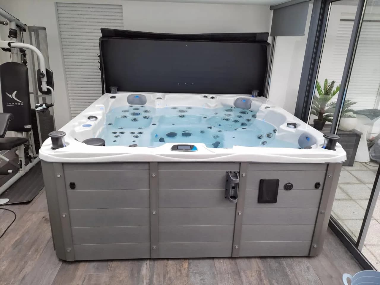 Installation d'un spa Vancouver Full option à Mulhouse, à l'intérieur d'une véranda