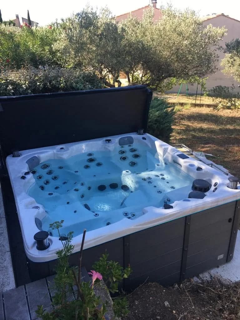 Installation d'un spa Vancouver Full option à Mus, à l'ombre des oliviers