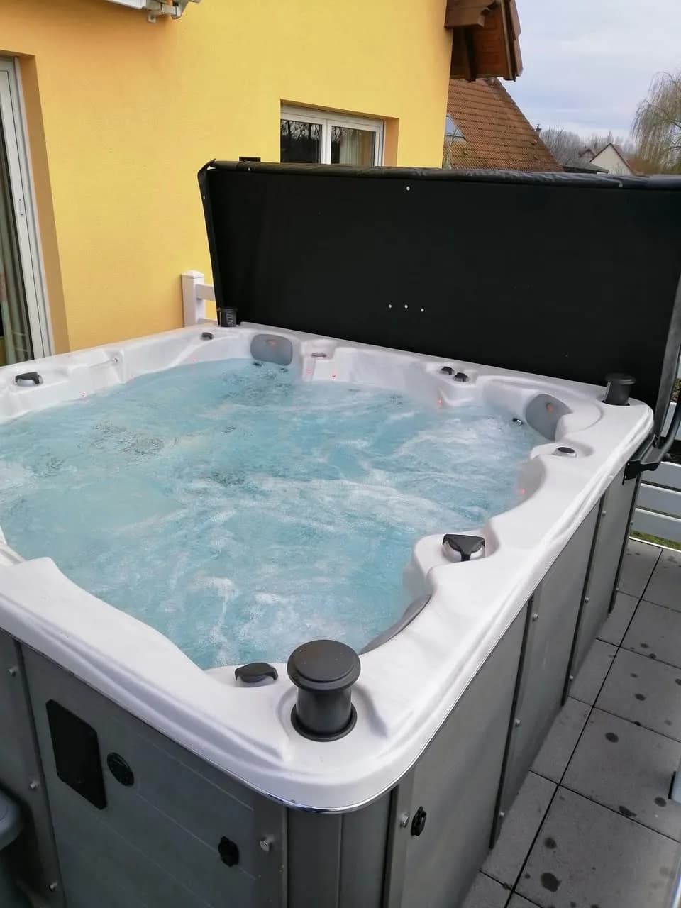 Installation d'un spa Vancouver Full option à Odratzheim, contre la maison, lève-couverture