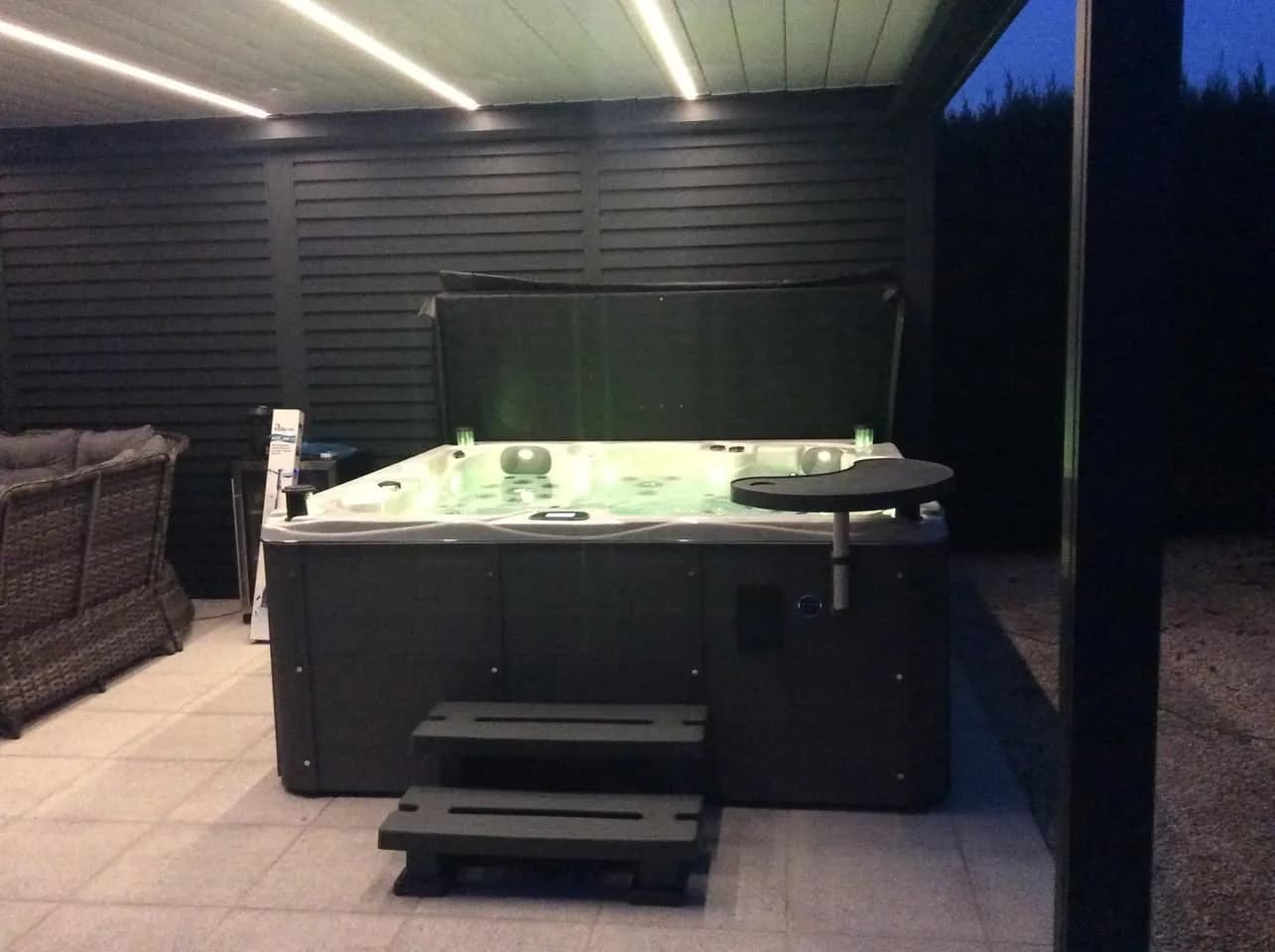 Installation d'un spa Vancouver Full option à Pau, sous une pergola à lames, avec marchepied