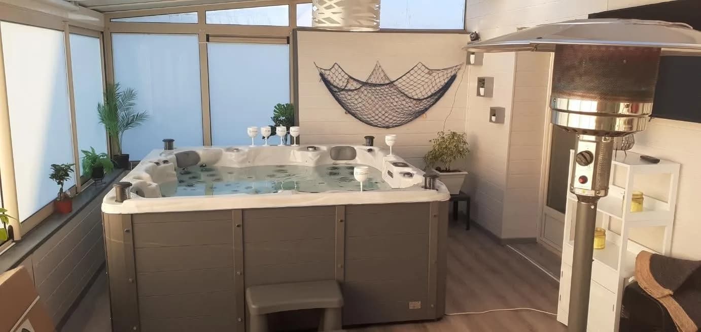 Installation d'un spa Vancouver Full option à Penmarch, sous une véranda, marchepied