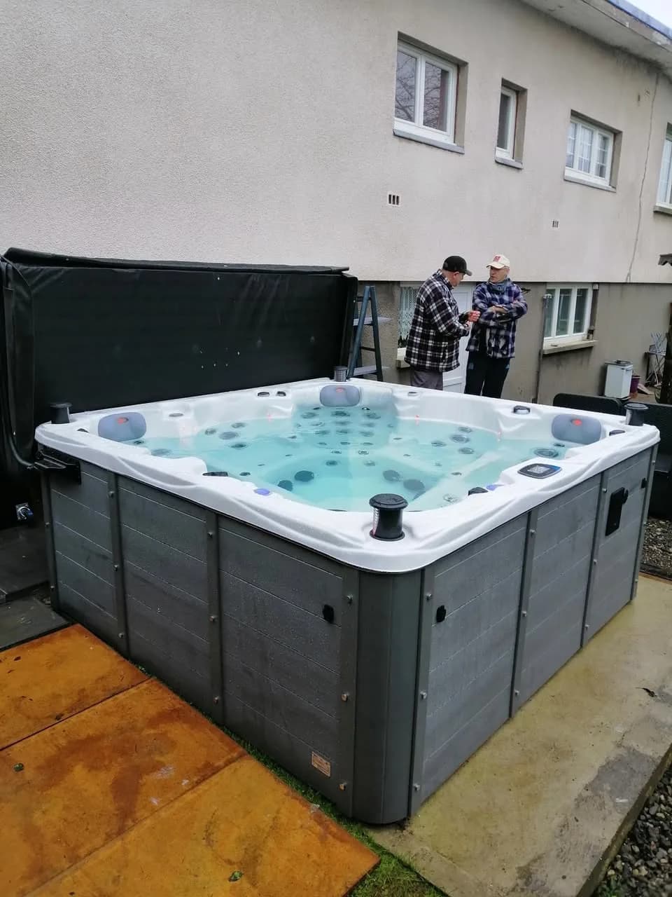Installation d'un spa Vancouver Full option à Piennes, sur une dalle dans un jardin