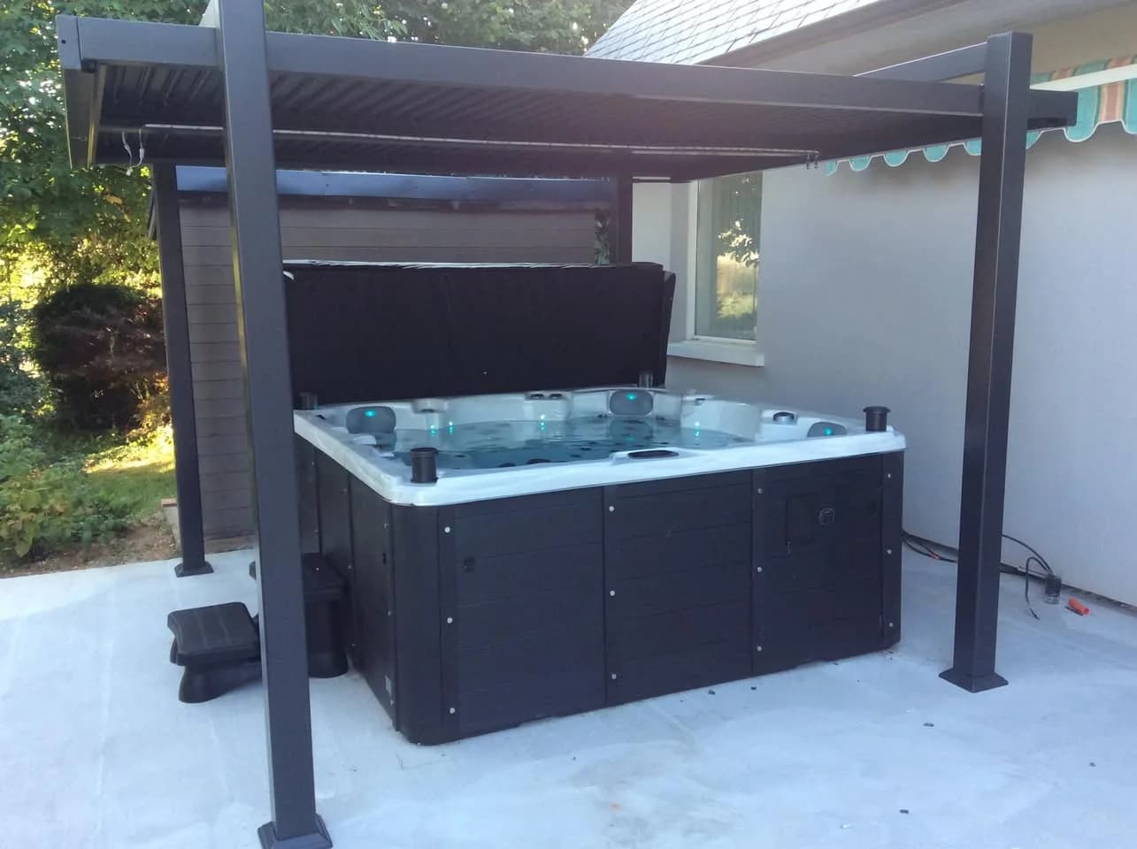 Installation d'un spa Vancouver Full option à Rolleboise, sous une pergola, sur une dalle