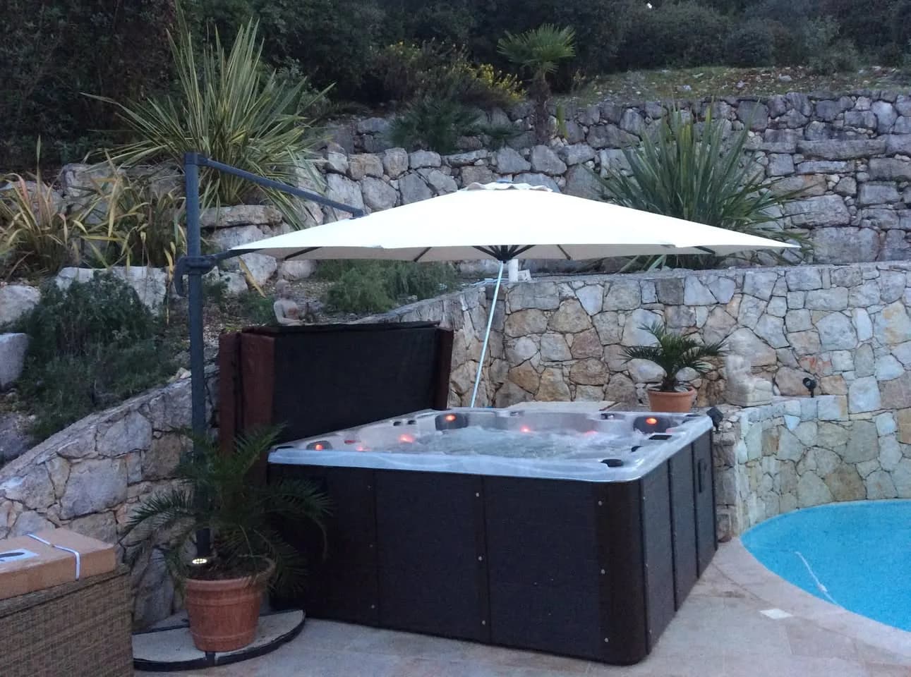 Installation d'un spa Vancouver Full option à Roquefort-les-Pins, autre vue du chantier