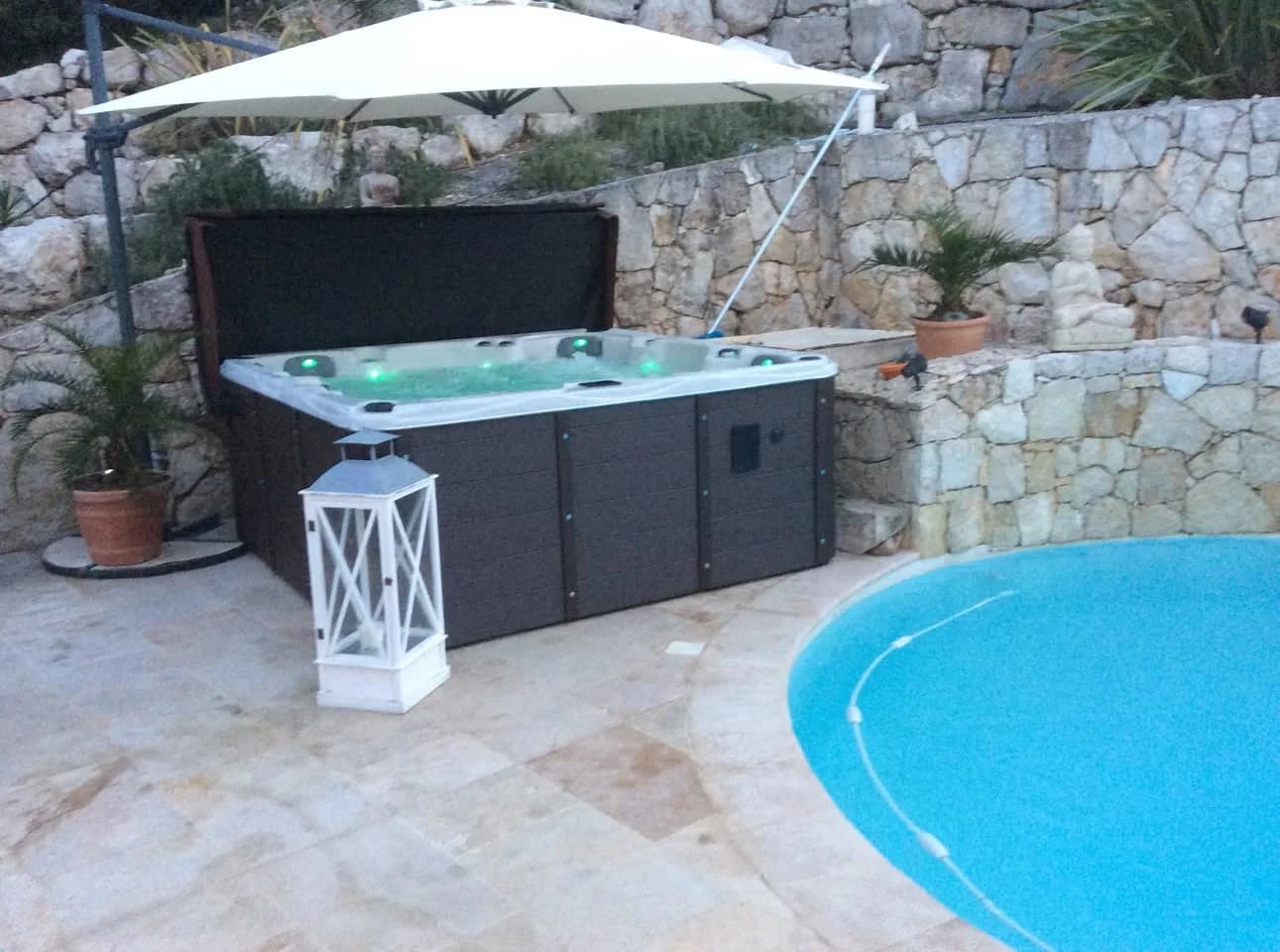 Installation d'un spa Vancouver Full option à Roquefort-les-Pins, autre vue du chantier