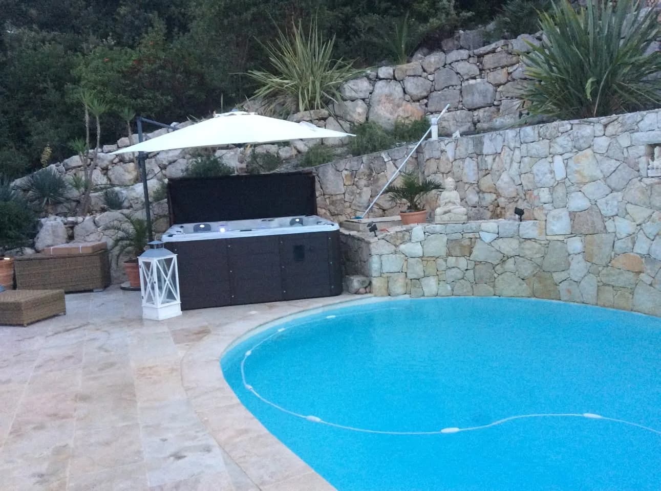 Installation d'un spa Vancouver Full option à Roquefort-les-Pins, autre vue du chantier
