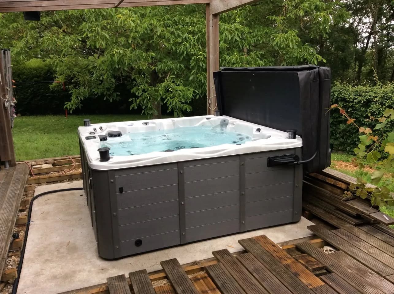 Installation d'un spa Vancouver Full option à Saint-Arnoult-en-Yvelines, autre vue du chantier