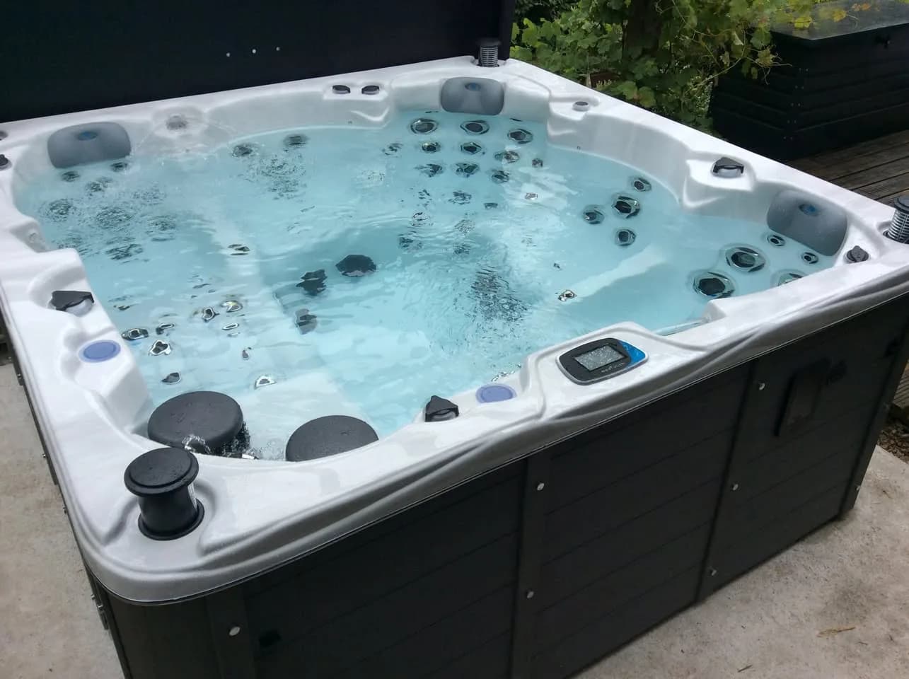 Installation d'un spa Vancouver Full option à Saint-Arnoult-en-Yvelines, autre vue du chantier