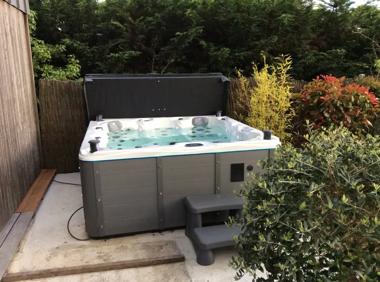 Installation d'un spa Vancouver Full option à Saint-Cyr-sur-Loire, autre vue du chantier