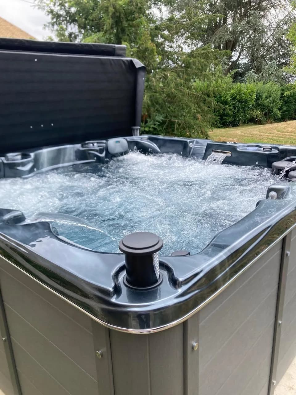 Installation d'un spa Vancouver Full option à Saint-Martin-en-Gâtinois, dans le jardin, cuve sombre veinée