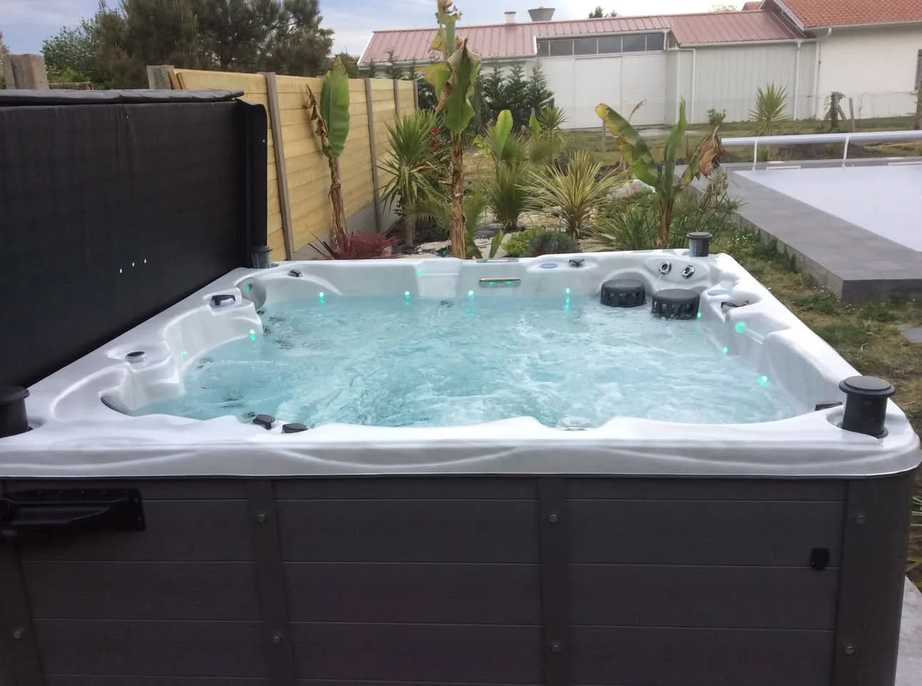 Installation d'un spa Vancouver Full option à Saint-Vincent-de-Tyrosse, autre vue du chantier