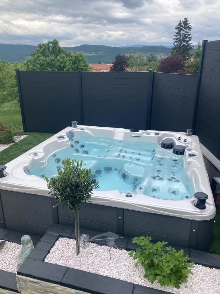 Installation d'un spa Vancouver Full option à Sainte-Florine, sur une terrasse face aux collines