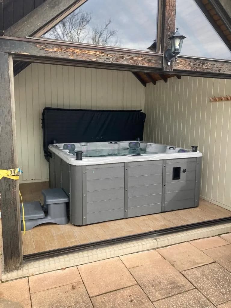 Installation d'un spa Vancouver Full option à Sathonay-Village, sous un abri, marchepied et lève-couverture