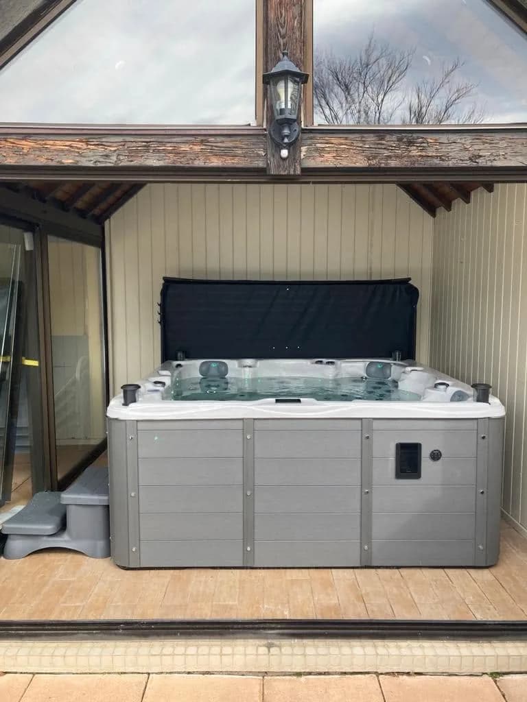 Installation d'un spa Vancouver Full option à Sathonay-Village, autre vue du chantier