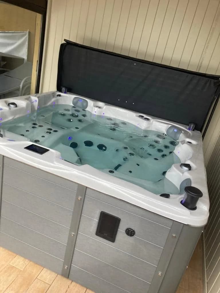 Installation d'un spa Vancouver Full option à Sathonay-Village, autre vue du chantier
