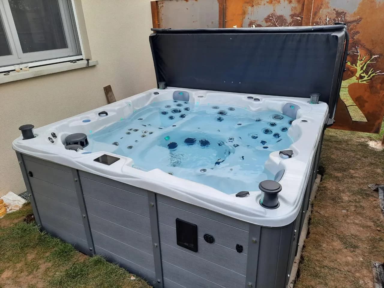 Installation d'un spa Vancouver Full option à Steinbourg, contre la maison, couverture relevée