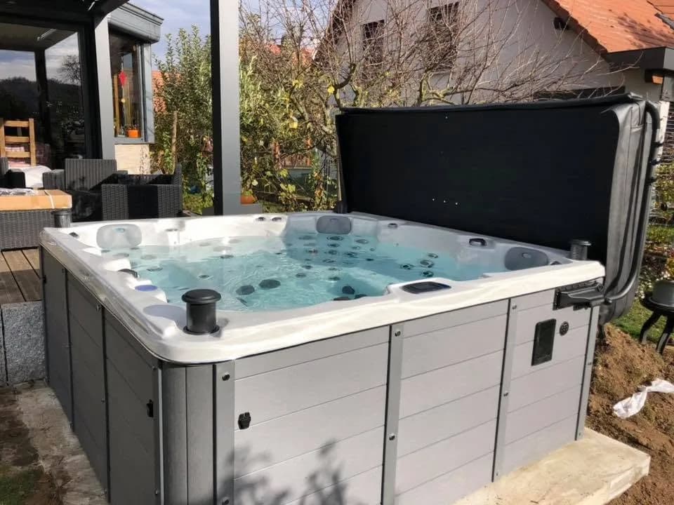 Installation d'un spa Vancouver Full option à Still, sur une terrasse en bois en bordure de jardin