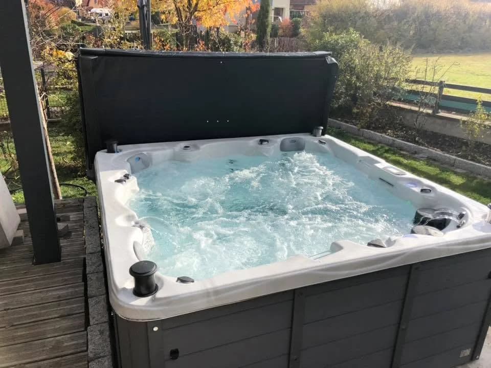 Installation d'un spa Vancouver Full option à Still, autre vue du chantier