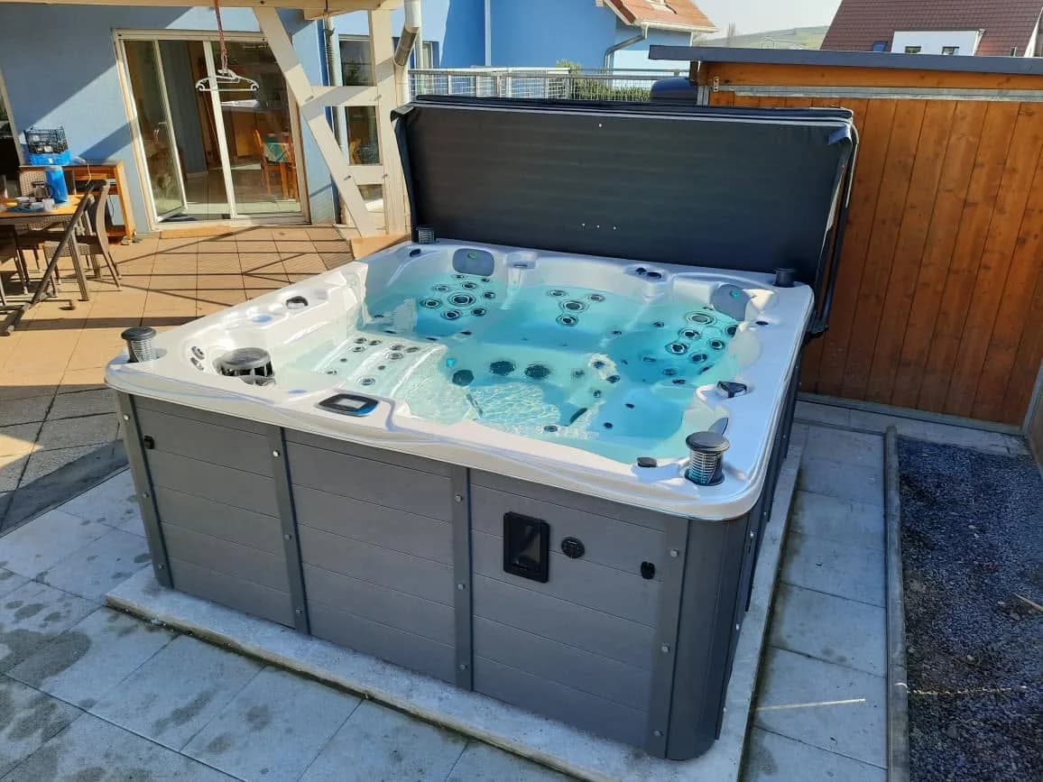 Installation d'un spa Vancouver Full option à Strasbourg, sur une dalle devant une palissade en bois