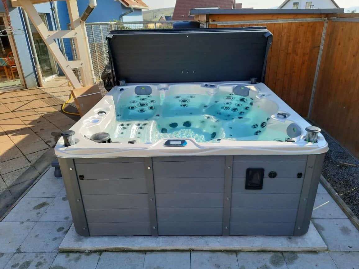 Installation d'un spa Vancouver Full option à Strasbourg, autre vue du chantier
