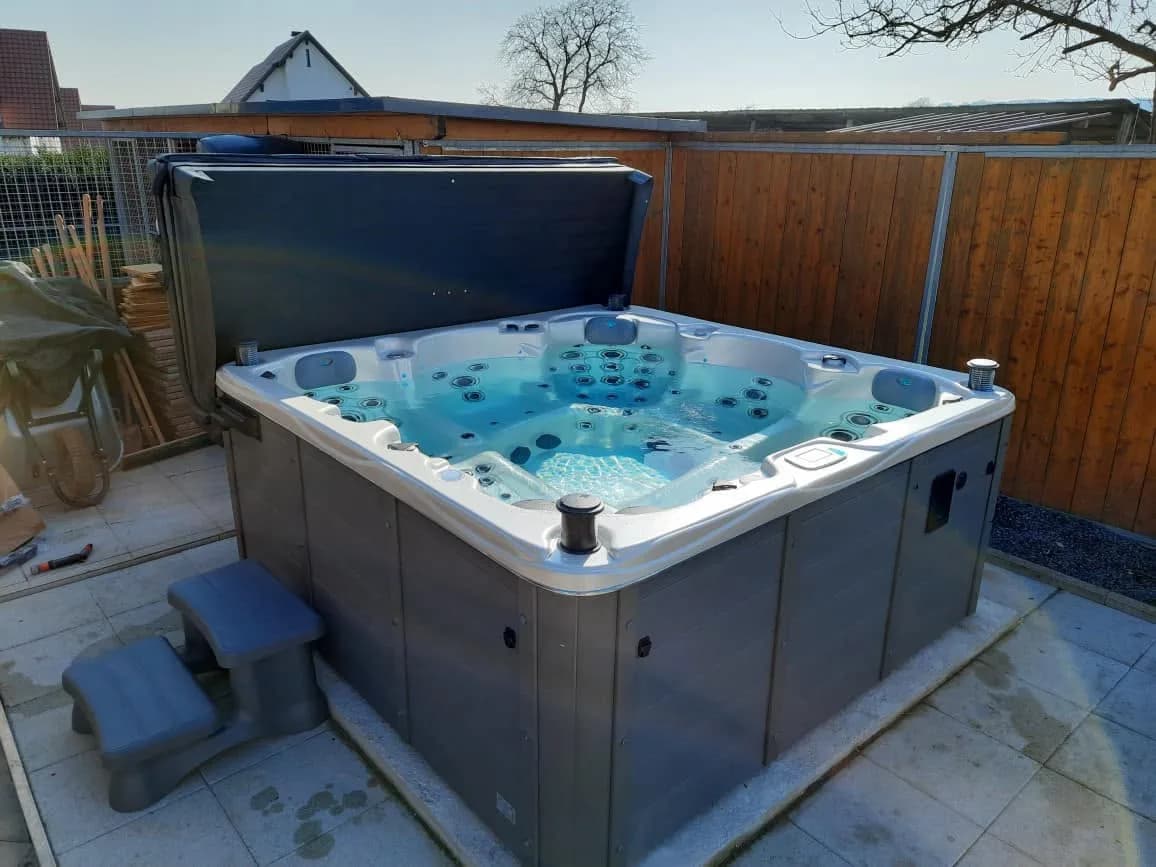 Installation d'un spa Vancouver Full option à Strasbourg, autre vue du chantier