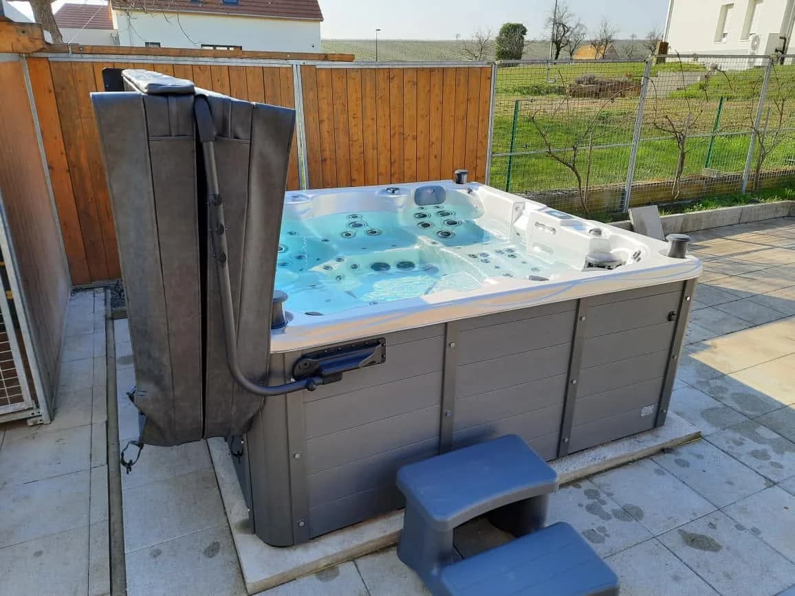 Installation d'un spa Vancouver Full option à Strasbourg, autre vue du chantier