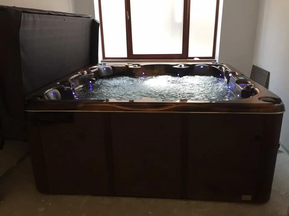 Installation d'un spa Vancouver Full option à Thann, en intérieur sous une fenêtre, cuve cuivrée