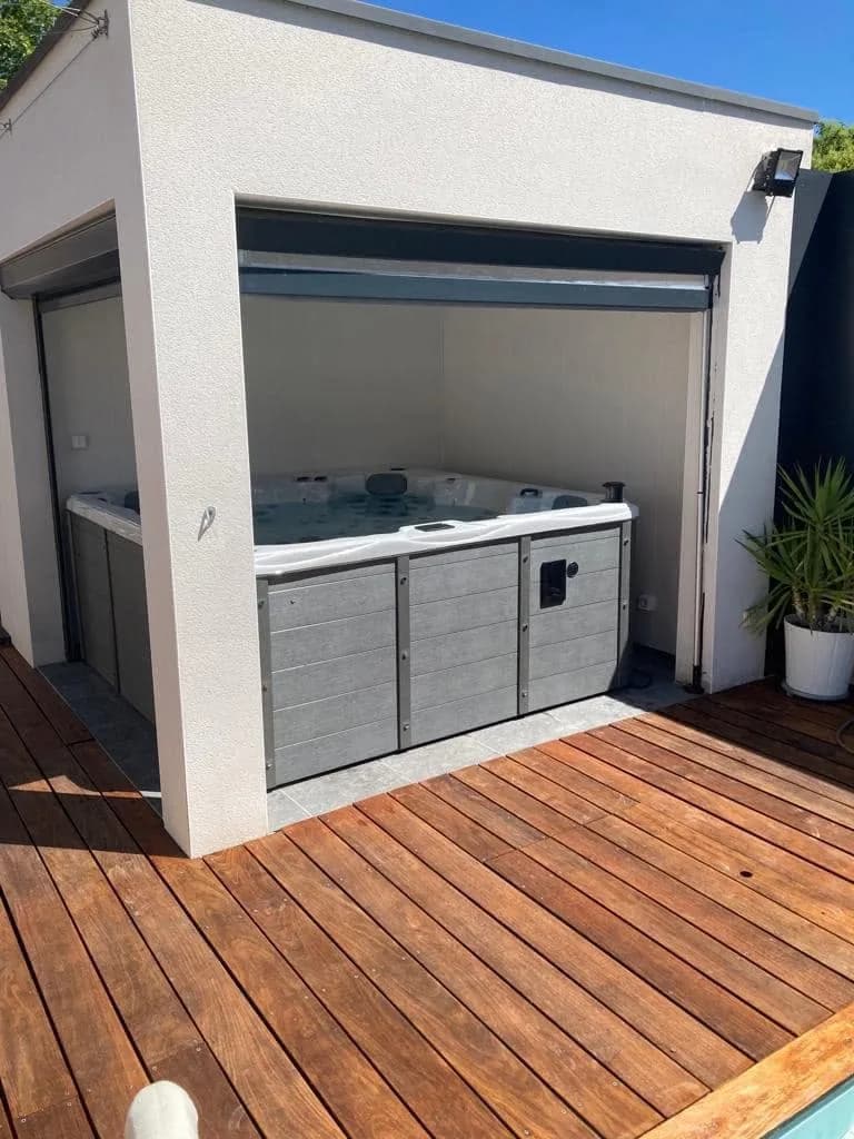 Installation d'un spa Vancouver Full option à Toulouse, dans un renfoncement abrité, terrasse en bois