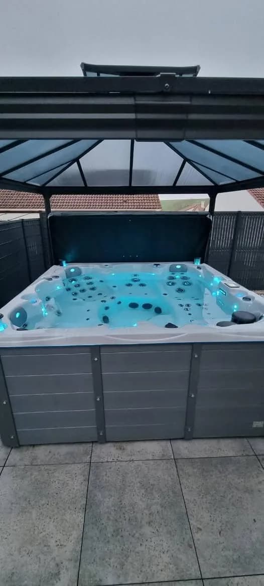 Installation d'un spa Vancouver Full option à Trémery, sous un gazebo, éclairage LED