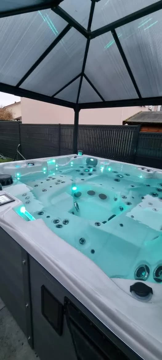 Installation d'un spa Vancouver Full option à Trémery, autre vue du chantier