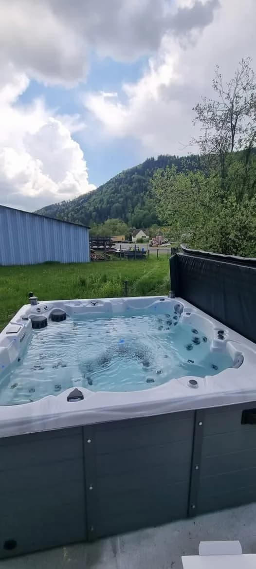 Installation d'un spa Vancouver Full option à Urbès, dans un jardin avec vue sur les montagnes
