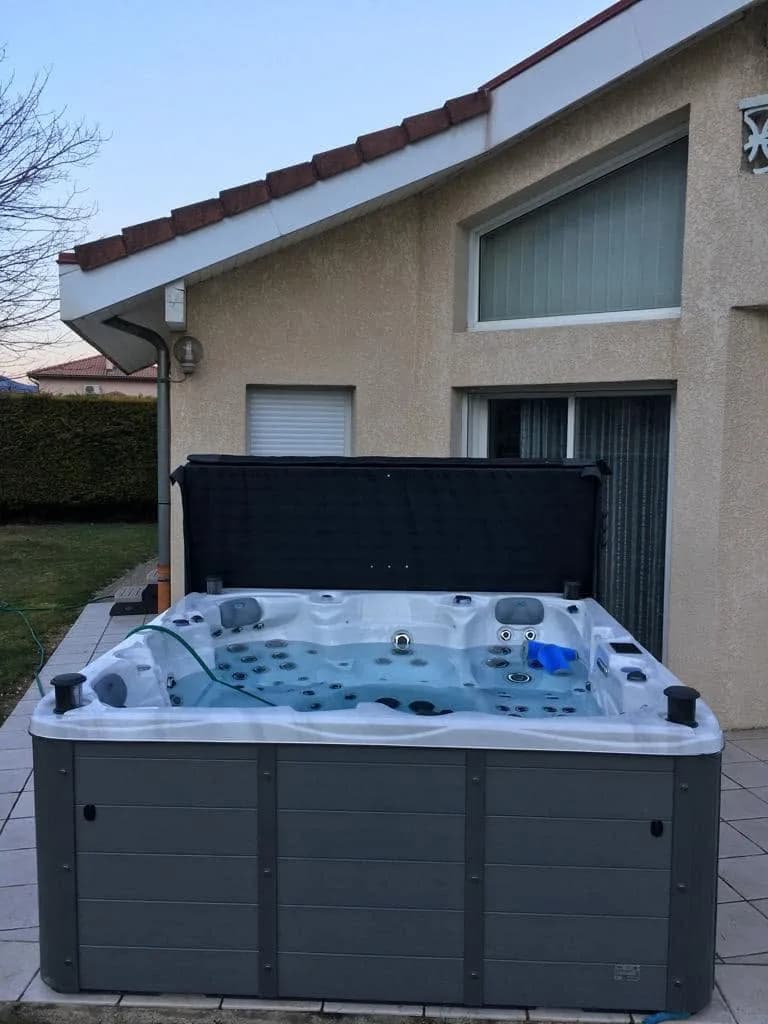 Installation d'un spa Vancouver Full option à Varces, devant la maison, couverture relevée