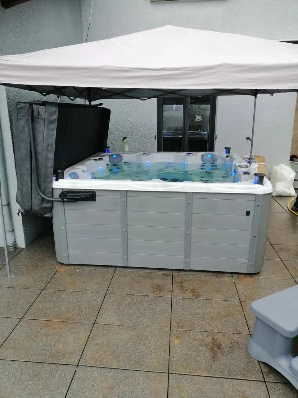 Installation d'un spa Vancouver Full option à Velle-sur-Moselle, sous une tonnelle, sur une terrasse dallée