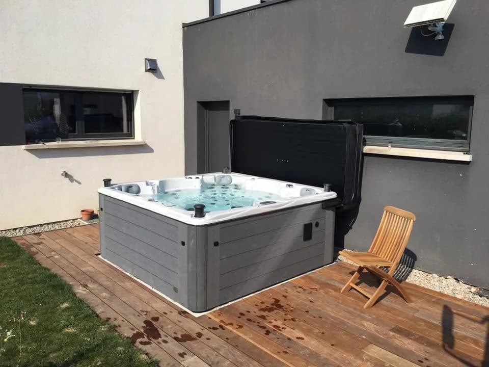 Installation d'un spa Vancouver Full option à Village-Neuf, autre vue du chantier