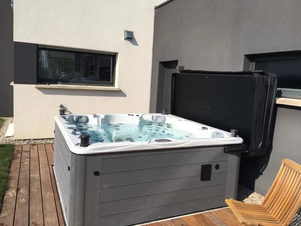 Installation d'un spa Vancouver Full option à Village-Neuf, autre vue du chantier