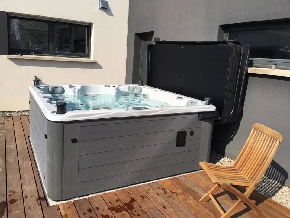 Installation d'un spa Vancouver Full option à Village-Neuf, autre vue du chantier