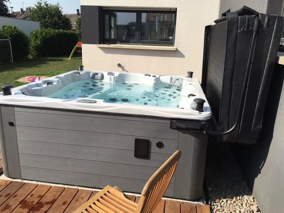 Installation d'un spa Vancouver Full option à Village-Neuf, autre vue du chantier