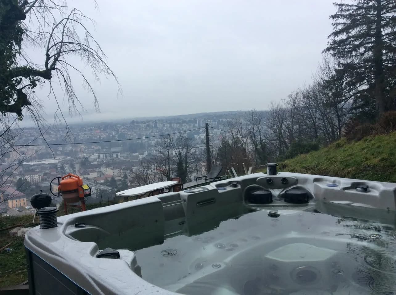 Installation d'un spa Vancouver Full option à Voiron, avec vue sur la ville en contrebas