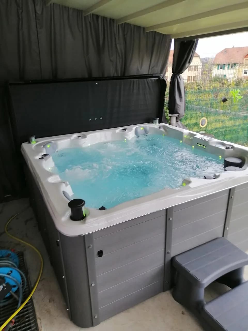 Installation d'un spa Vancouver Full option à Zillisheim, sous un abri, marchepied