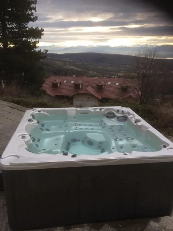 Installation d'un spa Vancouver à Gex, face à un paysage dégagé