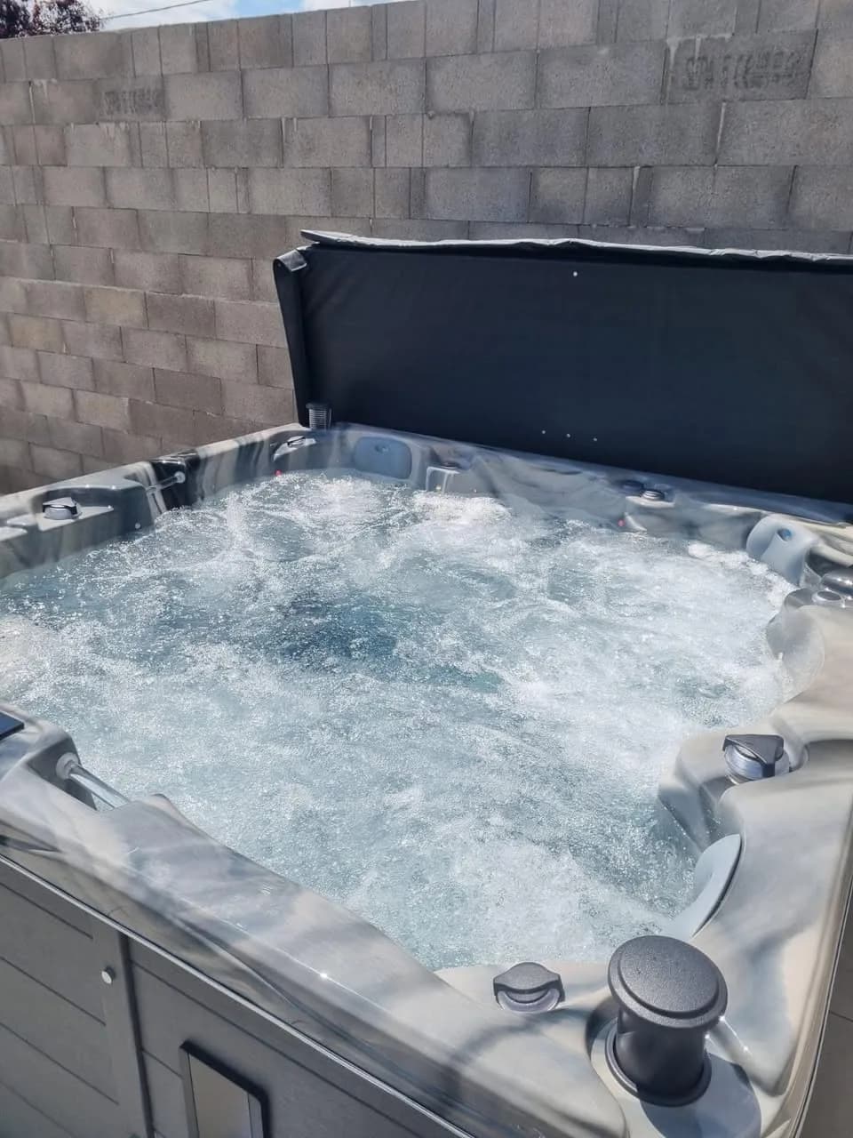 Installation d'un spa Vancouver à Gildwiller, jets en marche, lève-couverture