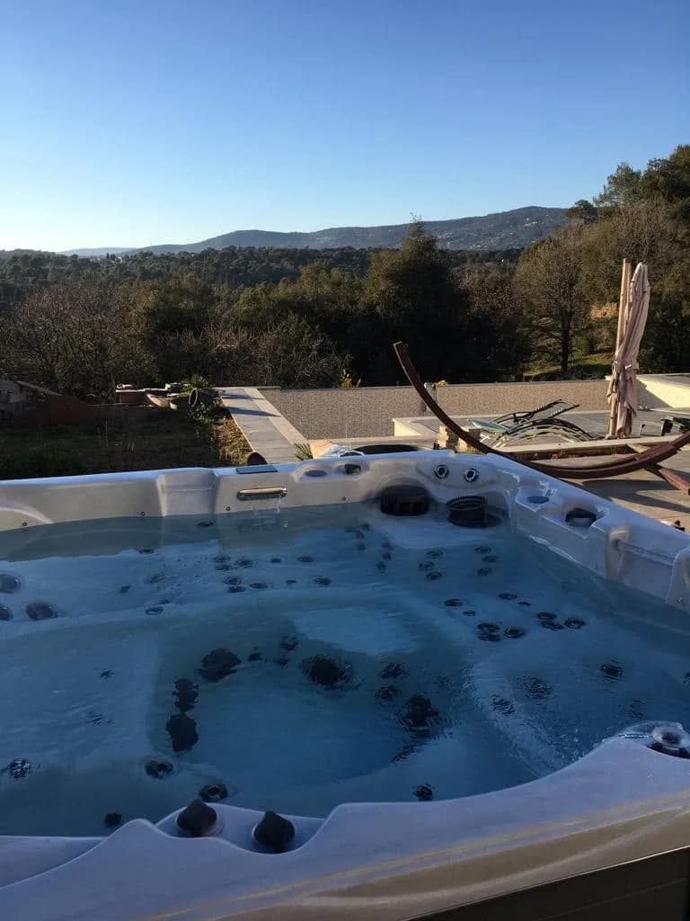 Installation d'un spa Vancouver à Grasse, sur une terrasse avec vue sur les collines