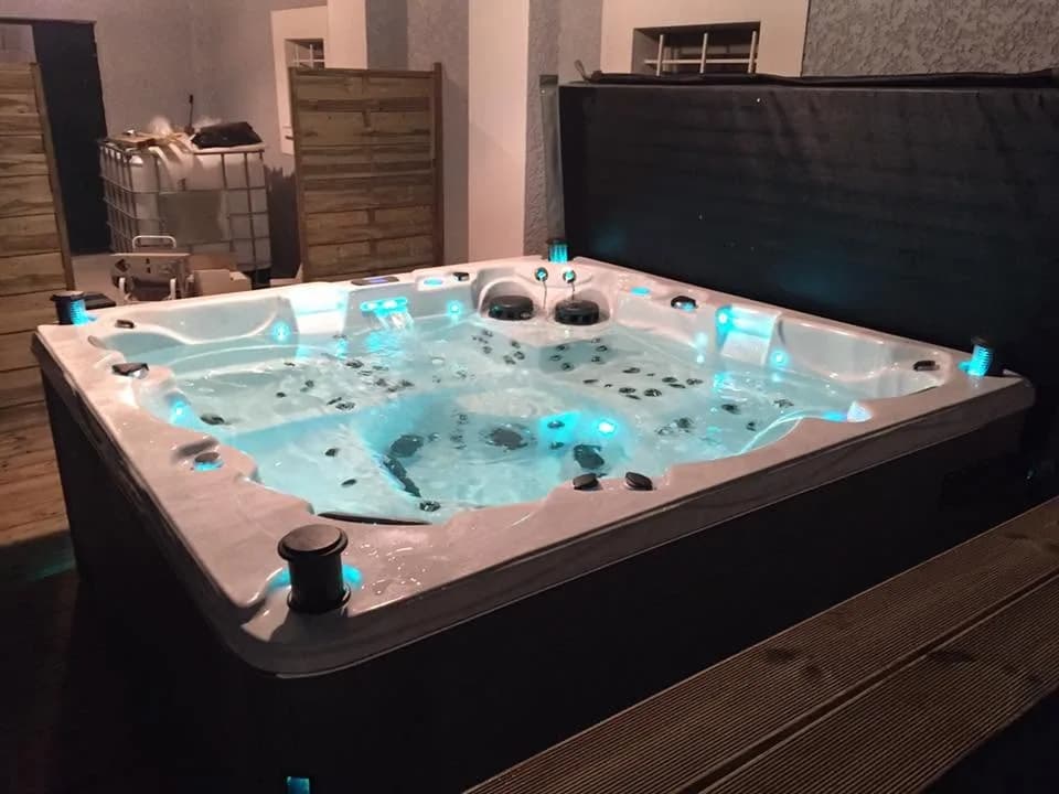 Installation d'un spa Vancouver à Grenoble, éclairage LED, couverture relevée