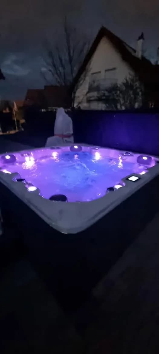 Installation d'un spa Vancouver à Haguenau, de nuit, éclairage LED