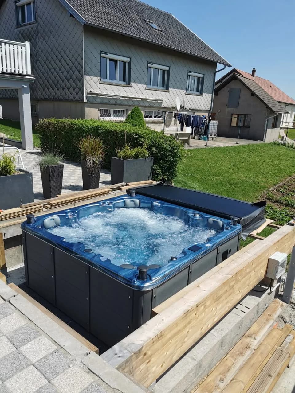 Installation d'un spa Vancouver à Haut-Clocher, semi-encastré dans une structure en bois